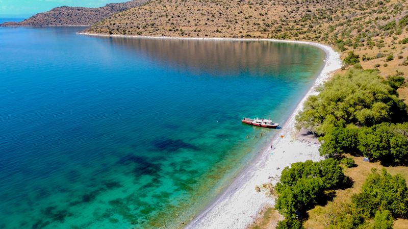 <p>Masmavi suyu, temiz kumsal�, serin havas� ve yemye�il do�as�yla ziyaret�ilerin u�rak yeri olan koylar, kamp yapmak isteyenlerin de zaman ge�irdi�i noktalar aras�nda yer al�yor.</p>