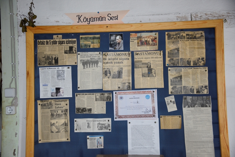 <p>Okulun eski ��rencilerinden emekli ��retmen G�ltekin Ge�im �nc�l���nde k�yde ge�mi�te kullan�lan k�yafetler, tar�m aletleri, ev gere�leri ve radyolar, bir araya getirilerek, okulun bir b�l�m�nde sergilenmeye ba�land�.</p>