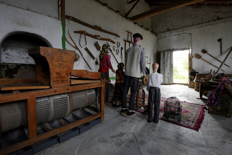 <p>Ge�mi�i unutturmamak istediklerini dile getiren Ge�im, ��yle devam etti:</p><p>'E�itimci olarak biraz daha ge�mi�e sahip ��kmak, gelecek nesle bu g�nleri ya�atmak, atalar�m�z nelerle ilgilenmi�, nas�l ya�am��, neler kullanm��, bunlar� gelecek nesillere g�stermek istiyoruz. K�ye ziyarete gelen �ok. Gelenler m�zeyi g�rmek istedi�inde biz buray� a��yoruz. Herhangi bir �crete tabi de�il. Yeni nesil ge�mi� hakk�nda hi�bir bilgiye sahip de�il. Buraya geldiklerinde ge�mi�te insanlar nas�l ya�am�� diye bir muhakemede bulunuyorlar.'</p>