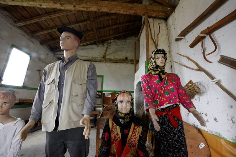 <p>M�zede k�y hayat�n�n anlat�ld���n� ifade eden Ge�im, 'Okulumuz eski bir bina, elimizden geldi�i onar�mlar�n� yapt�k. Ard�ndan b�yle bir �ey yapaca��m�z� duyurdu�umuzda herkes elinden geldi�ince bir �eyler getirmeye ba�lad�. K�yde kullan�lan her t�rl� tar�m arac�ndan ev aletlerine, her �e�it ara� gereci bulundurmaya �al���yoruz. �u ana kadar 150'ye yak�n par�a toparlad�k. Halen daha s�z�m�z ge�enlerden baz� malzemeleri isteyerek toparlamaya �al���yoruz.' diye konu�tu.</p>