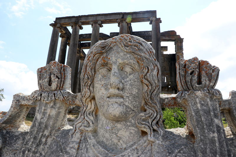 <p>�elik, agoran�n tamamen a���a ��kar�lmas�n�n Aizanoi'nin ticari hayat�na adeta ���k tutaca��n� vurgulad�.</p>