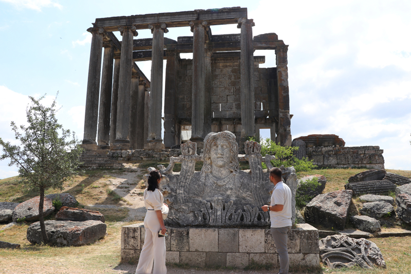 <p>Agora olarak adland�r�lan kentin antik �ar��s�ndaki d�kkanlar�n b�y�k b�l�m�n�n bu y�l a���a ��kar�lmas�n�n hedeflendi�ini belirten �elik, 'Agoray� a���a ��karmaya ba�lad�k ve �al��malar burada yo�unla�t�. Agora'da bulunan 5 d�kkan�n kaz� �al��malar�n�n bu sene bitirilmesi d���n�l�yor. Agora'n�n ortaya ��kar�lmas�yla Zeus Tap�na�� ile ticaret alanlar�n� ve kentin o d�neme ait an�tsal yap�lar�n� b�t�nle�tirmi� olaca��z.' dedi.</p>