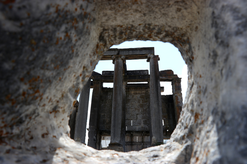 <p><b>Penkalas �ay�'ndaki ���nc� k�pr�yle antik tiyatro restore edilecek</b></p><p>Antik d�nemde 'Penkalas �ay�' olarak adland�r�lan Koca �ay'da da �al��malar�n s�rece�ini aktaran �elik, ��yle devam etti:</p><p>'Penkalas �ay�'n�n neredeyse tamam�n� kazd�k. Antik d�nemde 3 Roma k�pr�s�yle birbirine ge�i� alanlar�yla ba�lanm�� kenar r�ht�m duvarlar�n�n hepsi bir sanat eseri �eklinde. Burada y�r�t�len �al��ma asl�nda bir kentsel �slah �al��mas�. Roma'n�n kendine �zg� mimarisiyle b�t�nle�tirilmi� �avdarhisar'� koruma alt�na almak i�in bir �slah �al��mas� yap�l�yor. Romal�lar 3 k�pr�yle kent i�i ge�i�leri sa�lam��lar. 2 k�pr�m�z� �slah etmi�tik ve restorasyonlar� tamamlanm��t�. 3'�nc� k�pr�n�n ayaklar�nda kaz� �al��malar� devam ediyordu. Bu sene r�ht�m�n kar��s�ndaki alanda y�r�t�len �al��malarda yak�n zamanda tamamlan�p bu k�pr�n�n restorasyonuna ba�lanacak.'</p>