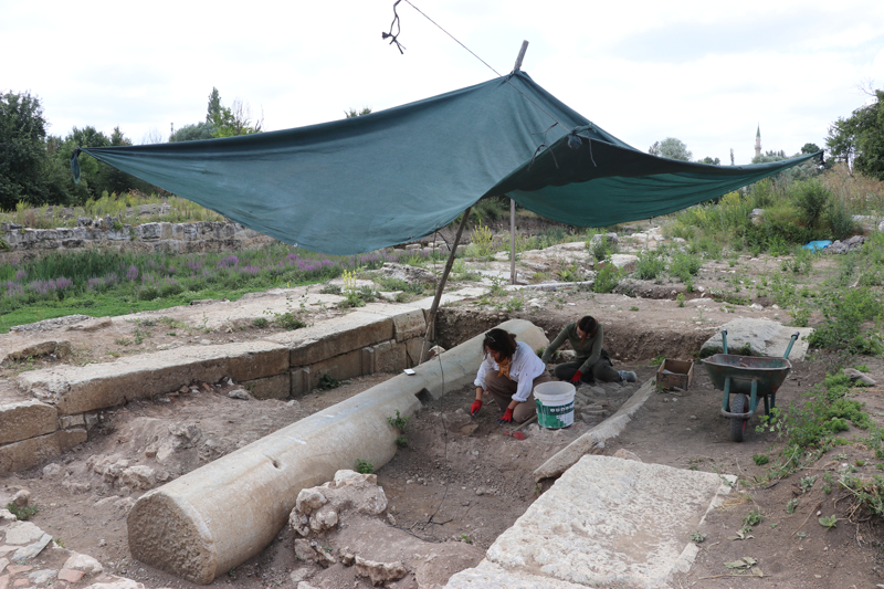 <p>Tiyatrodaki kaz� �al��malar�n�n b�y�k b�l�m�n�n tamamland��� bilgisini veren �elik, 'Yakla��k bir y�la yak�n s�rede restorasyon projesi haz�rl�klar� devam etti. Onun ihalesini yapm��t�k ve �al��malar bitti. K�lt�r Varl�klar�n� Koruma B�lge Kuruluna sunulacak. Onayland��� zaman da tiyatronun restorasyonu ba�layacak. B�t�n bunlar buralar�n kendi dinami�i i�in ve g�rselli�i, ambiyans� i�in �ok de�erli �al��malar olacak.' diye konu�tu.</p>