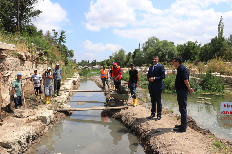 <p>Alman Arkeoloji Enstit�s�nce 1970-2011 y�llar�nda yap�lan kaz�larda Anadolu'nun en iyi korunmu� Zeus tap�na��, tiyatro, stadyum, iki hamam, d�nyan�n ilk borsa yap�s�, s�tunlu cadde, Koca �ay �zerinde 5 k�pr�, 'Meter Steunene' kutsal alan�, nekropoller, bent ve su yollar� g�n �����na ��kar�ld�. Tap�na��n �evresinde milattan �nce 3000'li y�llara ait yerle�im tabakalar� bulundu.</p>