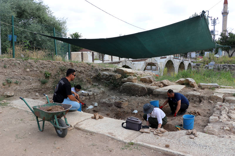 <p>Vali �elik, Aizanoi Antik Kenti'nde b�lgenin ge�mi�e ���k tutacak yeni bulgular�n bu y�l da ortaya ��kmas�n�n beklendi�ini s�zlerine ekledi.<br></p>