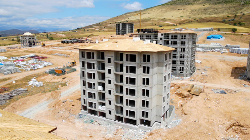<p>Çalışmalara ilişkin son durumu değerlendiren Özhaseki, toplam 112 bin 414 konutun yapılacağı Kahramanmaraş'ta, ihalesi tamamlanan 19 bin 418 konutun inşaatının hızla yükseldiğini belirtti.<br></p>