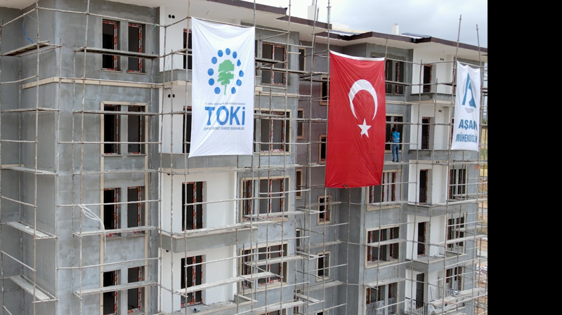 <p>Bakan Özhaseki, 'Kahramanmaraş'ımıza 82 bin 104 konut, 30 bin 310 köy evi olmak üzere, toplamda 112 bin 414 konut yapacağız. 19 bin 418 konutun inşasına başladık. Vatandaşlarımız sağlam ve güvenli yuvalarına yerleşene kadar biz buradayız.' ifadesini kullandı.<br></p>