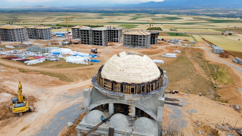 <p>Bölgede konutların yanı sıra çocuk oyun alanları, peyzaj çalışmaları, sosyal donatı alanları, camiler ve otoparklar da inşa edilecek.</p>