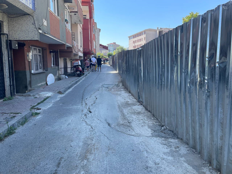 <p>Bu sabah balkondan bakt���nda yolun komple ayr�lm�� oldu�unu g�rd���n� anlatan Ye�ilba�, 'Bu sefer yol hepten g��meye ba�lad���nda fore kaz�klar� deprem olur gibi bir g�r�lt�yle a�a��ya d��t�. Herkes evinden f�rlad�. �u an yol ayr�lmaya devam ediyor. Evlerimizde duram�yoruz. Daha �nce belediye ba�kan�m�z da geldi. Buran�n ne kadar tehlikeli bir in�aat olabilece�ini g�rd�. Bir de s�rekli alttan su ��k�yor. O suyu buraya �ekmek i�in ba�l�yorlar. Buradan o suyu kanala veriyorlar.' diye konu�tu.</p>