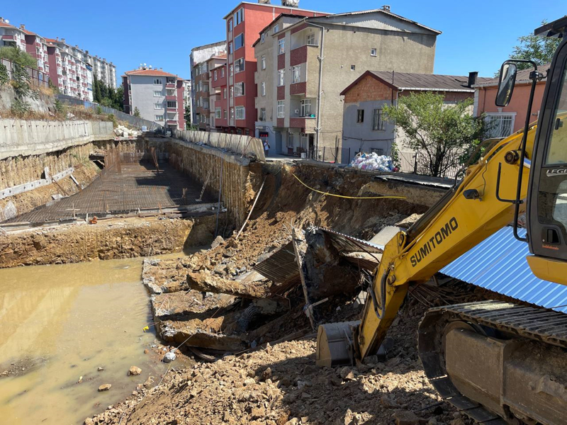 <p>Uyan�k, ge�en y�l da yol ��kt�kten sonra belediye ekiplerinin geldi�ini aktararak, 'Bu sefer daha k�t� oldu. Biz nas�l evde duraca��z, nas�l g�venece�iz? Korkuyoruz. Burayla ilgili �nlem almalar� laz�m. Kimseye de g�venemiyoruz.' dedi.</p>