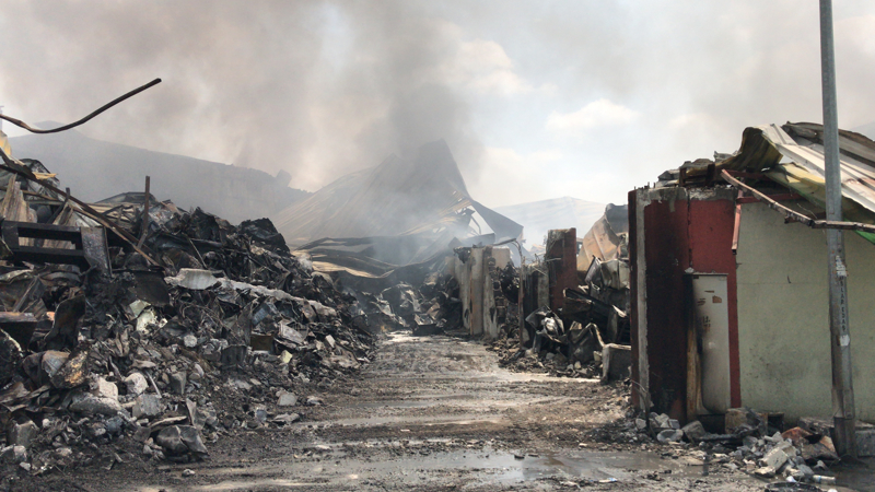 <p class='><b>- Yang�ndan 18 i� yeri etkilendi</b></p><p class='>B�lgeye giden Adana Valisi S�leyman Elban ve �l Emniyet M�d�r� Do�an �nci, ekiplerden yang�nla ilgili bilgi ald�.</p>