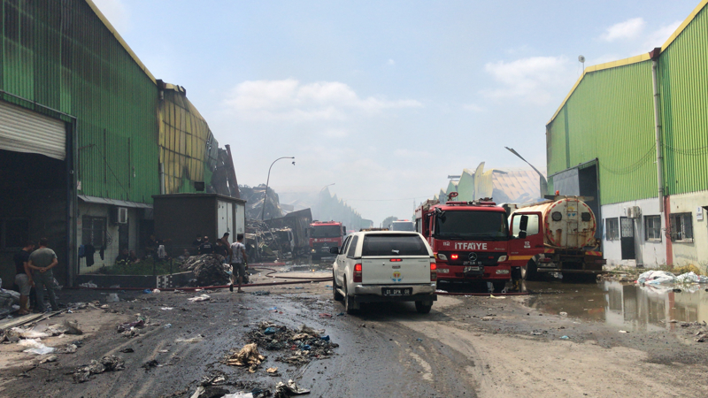 <p>�evre illerden talep edilen itfaiye ekiplerinin b�lgeye gelmeye ba�lad���n� dile getiren Elban, 'Tek sevindirici taraf can kayb�m�z ya da yaral�n�n olmamas�. �u an i�in yang�ndan etkilenen i� yeri say�s� 18. Daha fazla i� yeri ve alan�n etkilenmemesi i�in arkada�lar�m�z b�y�k bir gayretle olaya m�dahale etmeye �al���yorlar.' ifadelerini kulland�.</p>