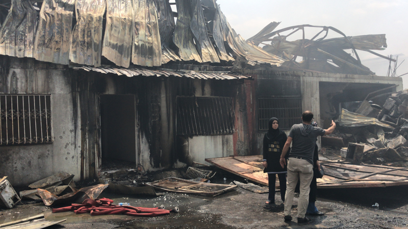 <p>Elban, gazetecilere, yang�n�n k�sa s�rede di�er i� yerlerine de s��rad���n� belirterek, ��yle konu�tu:</p><p>'Arada bir kolonya tesisi var. Tesisteki u�ucu ve alkol olan tanklar patlay�nca yang�n�n di�er i� yerlerine s��ramas� �ok h�zlan�yor. �u anda hem belediyelerimizin itfaiye ara�lar� hem Orman B�lge M�d�rl���m�z�n araz�zleri, helikopterlerimiz ve emniyetimizin 8 TOMA's� ile yang�na m�dahale ediliyor. Hen�z kontrol alt�na ald�k diyemeyiz ancak yang�n�n yan i� yerlerine ve di�er yerlere s��rama ihtimali biraz daha azald�. M�dahaleler yo�un �ekilde devam ediyor.'</p>