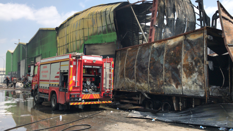 <p><b>- Yang�n kontrol alt�nda</b></p><p>Yang�n, itfaiye, �l Emniyet M�d�rl���n�n Toplumsal Olaylara M�dahale Ara�lar� (TOMA) ile Orman B�lge M�d�rl��� helikopterinin verdi�i destekle kontrol alt�na al�nd�.</p>