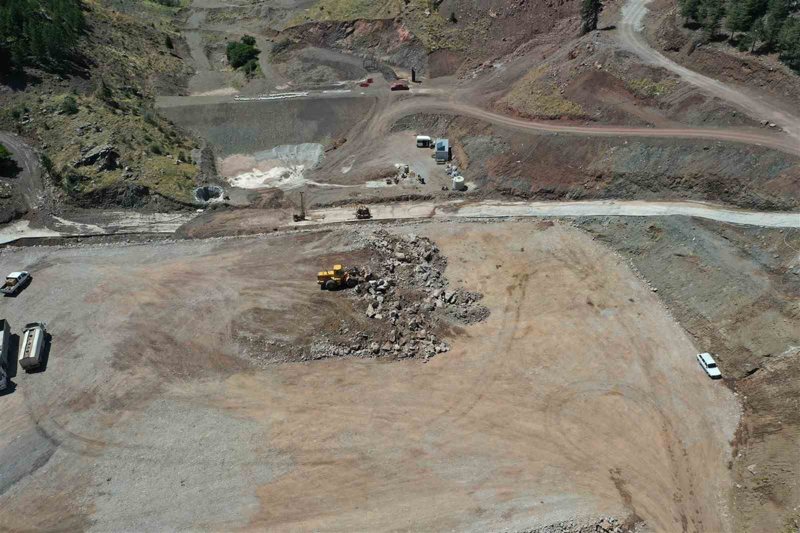 <p>Bu �er�evede Denizli'nin Ac�payam il�esine ba�l� G�neyk�y Mahallesi'nde yap�m �al��malar� devam eden G�neyk�y G�ledinde, g�vde dolgusu in�aat�n�n devam etti�ini a��kland�. Temelden y�ksekli�i 28 metre olarak projelendirilen G�neyk�y G�ledinin, g�vde dolgusu imalat�nda y�zde 70 fiziki ger�ekle�me sa�land���, projeyi bitirmek i�in �al��malar�n aral�ks�z devam etti�ini ve y�lsonunda g�lette su tutulmaya ba�lanmas�n�n hedefledi�i kaydedildi.</p>