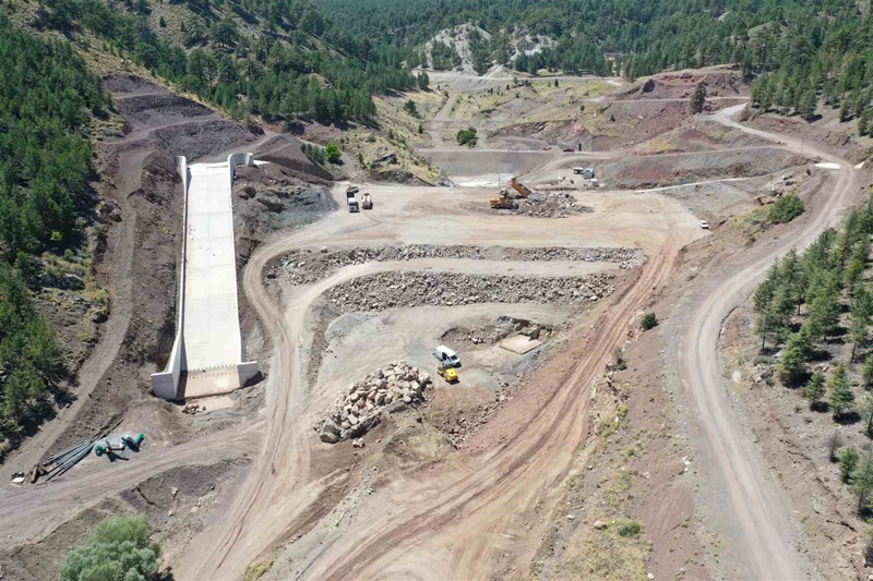 <p>Tar�m ve Orman Bakanl���, tar�mda modern sulamay� yayg�nla�t�rmak, toplula�t�rma �al��malar�yla tar�m arazilerinden en y�ksek fayday� sa�lamak, musluklara sa�l�kl� ve i�ilebilir su ula�t�rmak ve yerle�im yerleri ile tar�m arazilerini ta�k�n risklerine kar�� korumak i�in t�m g�c�yle �al���rken, s�rd�r�lebilir su y�netimi anlay���yla da suyun her damlas�na sahip ��k�yor.</p>