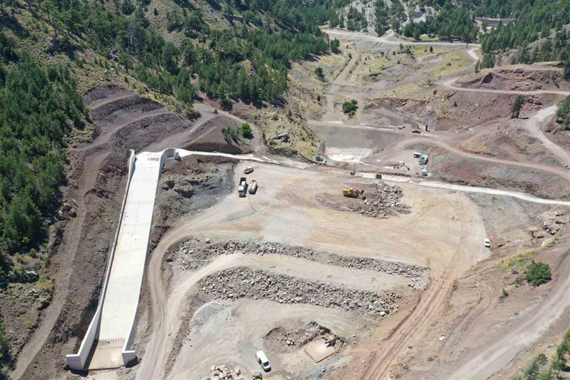 <p><b>337 bin metrek�p su depolayacak</b></p><p>T�m �al��malar�n tamamlanmas�yla birlikte 337 bin metrek�p su depolanacak olan G�neyk�y G�ledi ile bin 20 dekar tar�m arazisi sulanacak. B�lgede yap�lacak sulu tar�m ile �r�n desenini �e�itlendirip dekar ba��na 6 bin 300 lira gelir art��� ve �lke ekonomisine y�ll�k 6 milyon 426 bin lira katk� sa�lamas� hedefleniyor.</p>