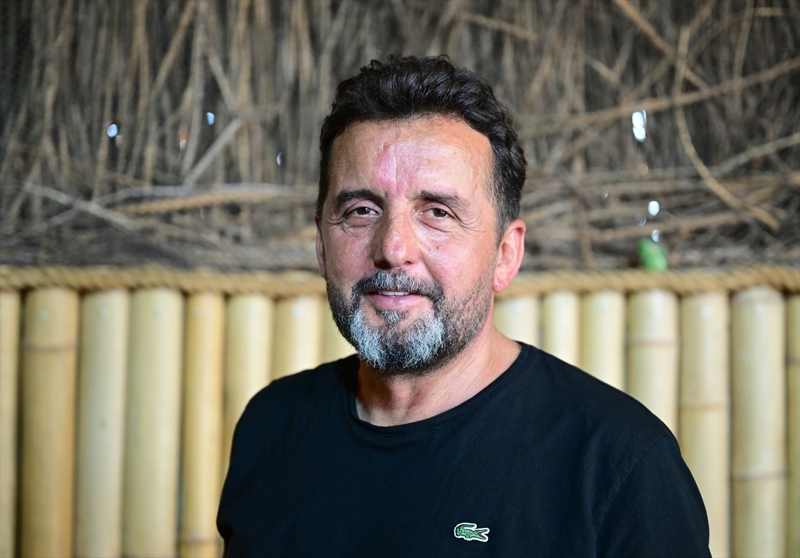 <p>Ka�ak avlanma, kurakl�k, su kaynaklar�n�n ve ya�am alanlar�n�n tahrip edilmesi nedeniyle aslanlar�n yok olma ile kar�� kar��ya kald���n� belirten Y�lmaz, �unlar� kaydetti:</p><p>'Aslanlar tarih boyunca g�c� simgeliyor. Bu hayvanlar�n nesli t�kenme noktas�na gidiyor. Buna dikkat �ekmek, aslanlar� korumak, ya�atmak ve �retmek i�in �nlemler almak ama�lan�yor. �ki t�r aslan var. Biri beyaz di�eri de kahverengi. Beyaz aslanlar �ok az say�dalar. D�nyada 133 tane ya��yor. Bunun 30'u Afrika'da di�erleri hayvanat bah�elerinde koruma alt�nda. Say�lar�n�n �ok d��me sebebi �remelerinin zor olmas�. Afrika'da zaman�nda hem kutsal say�lm�� hem de ilgin� bir �ekilde avlanm��lar. Kahverengi aslanlar�n da son y�z y�l i�inde say�lar� yakla��k y�zde 90 d��t�. Y�z y�l �nce say�lar� y�z bin civar�ndayd�. �u an 20 bin civar�ndalar ve say�lar� g�n ge�tik�e azal�yor. �o�unlu�u Afrika'daki b�y�k parklarda koruma alt�nda. Buna ra�men koruma alt�ndaki hayvanlar bir �ekilde maalesef avlan�yor.'</p>