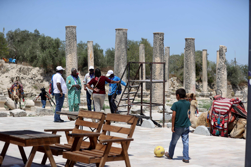 <p><b>- Sebastia'n�n tarihi</b></p><p>Filistin Turizm ve Tarihi Eserler Bakanl���na g�re, Sebastia'n�n tarihi Tun� �a��'na denk gelen M� 3200'lere dayan�yor.</p><p>Tarih�ilere g�re, Asurlular, Persler, daha sonra da Romal�lar�n egemenli�i alt�nda kalan belde M� Kral Herod zaman�nda 'sayg�de�er' anlam�na gelen 'Sebasti' ismini alm��.</p>