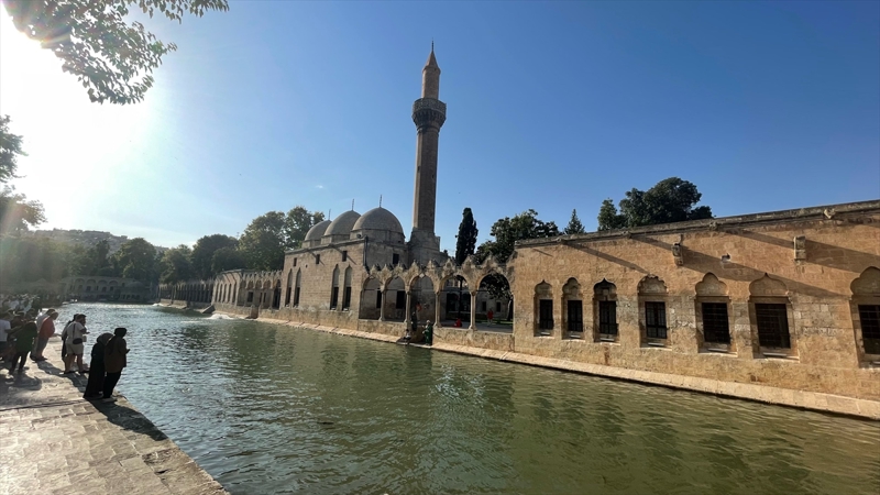 <p>�al��malarda eme�i ge�enlere te�ekk�r eden Y�ld�z, 'Bal�kl�g�l'�n hemen yan�ndaki R�zvaniye Camisi'ne herkes gelip foto�raf �ektiriyor. Y�k�lan minarenin tekrar yap�lmas� �ok b�y�k bir hizmettir, Allah raz� olsun.' diye konu�tu.</p>