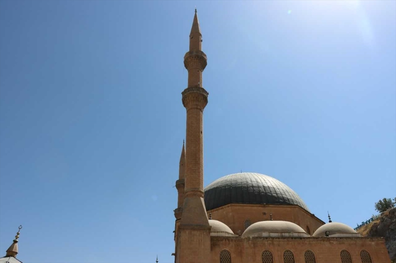 <p>Hazreti �brahim'in do�du�u rivayet edilen makam�n yan�nda bulunan ve kentin en b�y�k simge camilerinden biri olan Dergah Camisi'nin iki minaresinde y�r�t�len restorasyon �al��mas� da tamamland�.</p>