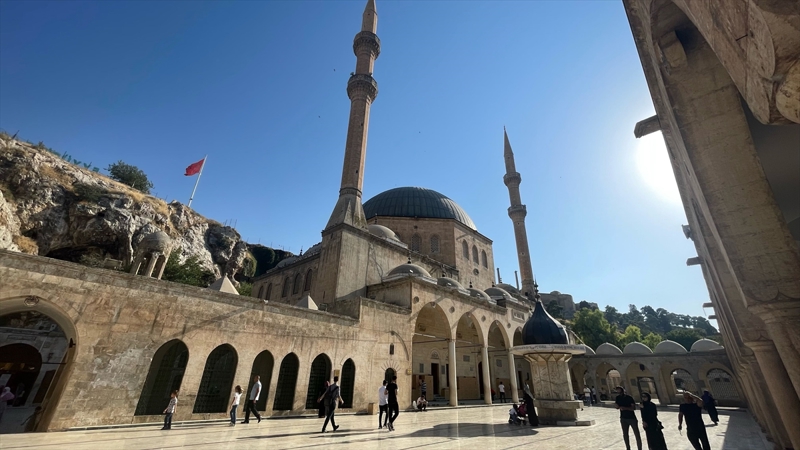 <p><b>- Vatanda�lardan te�ekk�r</b></p><p>Bal�kl�g�l Yerle�kesi'ni ziyaret eden �brahim Y�ld�z ise depremin b�lgede a��r tahribata neden oldu�unu hat�rlatt�.</p>