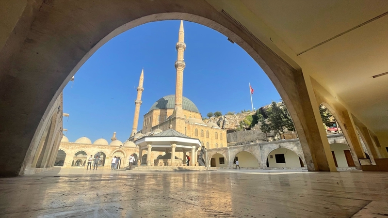 <p>Kentin simge yap�lar�ndaki restorasyon �al��malar�n� bitirdiklerini anlatan Palal�, ��yle konu�tu:</p><p>'�nceli�i vatanda��m�z�n yo�un olarak ziyaret edip kulland��� mekanlara verdik. Kadim �ehrimizin k�lt�r varl�klar�n� korumak i�in elimizden geleni yap�yoruz. Minarelerimizdeki hasarlar tarihi doku dikkate al�narak asl�na uygun �ekilde onar�ld�. Her bir eserimiz i�in ayr� ayr� ekipler �al��t�. Kentteki di�er tarihi yap�lar�n restorasyonunu da en k�sa s�rede tamamlamak istiyoruz.'</p>