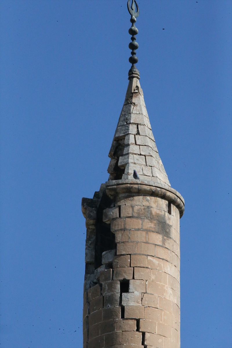 <p>Yakla��k 6 ay s�ren �al��malar kapsam�nda, tarihi Bal�kl�g�l'�n k�y�s�nda bulunan R�zvaniye Camisi'nin minaresi onar�ld�.</p>