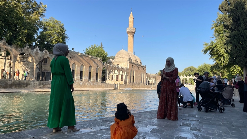 <p>Cihan Da�demir de Bal�kl�g�l'�n eski g�r�n�m�ne kavu�mas�ndan mutluluk duydu�unu ifade ederek, 'Bu Dergah, �anl�urfa'n�n simgesidir. Depremde y�k�ld�, �imdi onar�ld�, yapanlardan Allah raz� olsun.' dedi.</p>