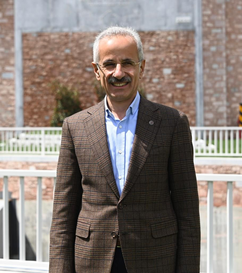 <p>Bu projelerle �evre dostu yakla��mla ye�il alanlar�n tahribat�n�n �n�ne ge�ildi�ini, trafik ak���n�n d�zenlenmesiyle emisyon azalt�m�na katk� sa�land���n� ifade eden Uralo�lu, 'Otoyolu projelerinde yap�m �al��malar� ba�lamadan �evreye uyumlu bir �ekilde tasarlanarak ekolojik alt ve �st ge�itler projelendiriliyor. Bu sayede yaban hayvanlar�n�n ge�i�leri ve habitat koridorlar� da korunmu� oluyor.' de�erlendirmesinde bulundu.</p>