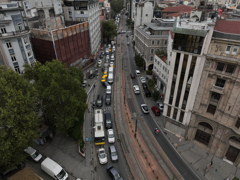 <p>�al��ma alan� brandalarla �evrilirken, i��ilerin i� makineleri e�li�inde �al��malar� s�r�yor.</p>