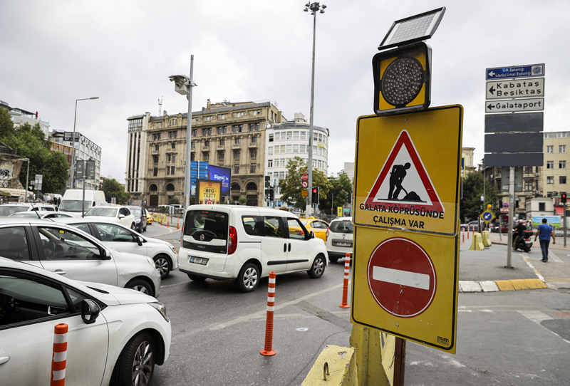 <p>Yolcu getirmek i�in trafikte oldu�unu belirten taksi �of�r� Turan Ta� ise '�ilemizi g�r�yorsunuz. 15 sene �nce yap�ld�. Sa�lam yapsalard� bug�n s�k�nt� ya�amazd�k. Bu yolu mecbur kullan�yoruz. M��teri Emin�n�'ne ge�mek i�in burada indi. Yapabilece�imiz bir �ey yok.' dedi.</p>