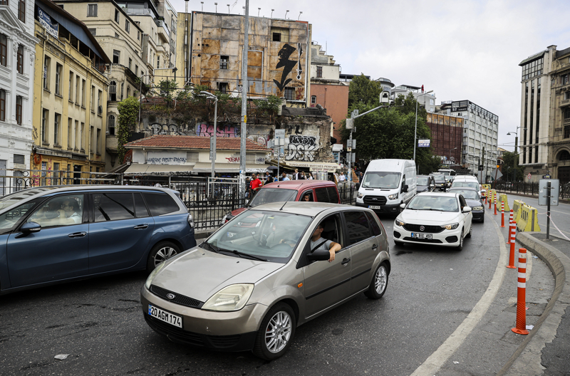 <p>Servis �of�r� Harun G�ldil, yar�m saatten bu yana trafikte oldu�unu aktararak, 'Ke�ke ba�ka zaman �al��ma yapsalard�. Ak�amlar�, geceleri. Herkes nas�l gece �al���yorsa onlar da �al��abilir diye d���n�yorum. S�rekli turist ta��d���m�z i�in baya�� aktif bir yol. Etkilendik, �u anda m��teri bekliyor.' diye konu�tu.</p>