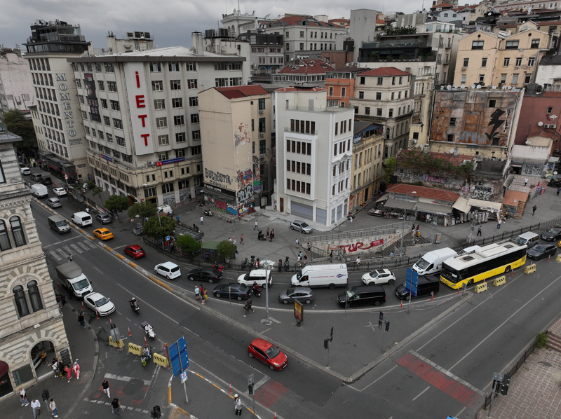 <p>S�r�c�lerden �enol K�l�n�, yakla��k yar�m saattir trafikte oldu�unu ve i�lerinin aksad���n� s�yleyerek, duruma tepki g�sterdi.</p>