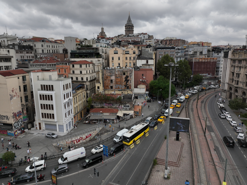 <p>K�pr�deki trafi�in tek y�ne d��mesi nedeniyle alternatif g�zergahlara y�nlendirilen s�r�c�ler, uzun kuyruklar�n olu�mas�na neden oldu.</p>