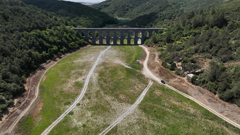 <p>Ge�en y�l ayn� d�nemde barajlarda dolulu�un y�zde 62, bu y�l ise y�zde 33'lere kadar d��t���n� belirten Toros, '�stanbul'a su sa�layan barajlardaki su seviyesi bug�n�n tarihine g�re son 9 y�l�n en d�����nde. Barajlarda 300 milyon metrek�p�n alt�nda su kald�. �stanbul'da su kullan�m� �ok fazla, barajlardaki su az. Barajdaki su seviyesi d��t�k�e kullanma maliyeti art�yor.' dedi.</p>