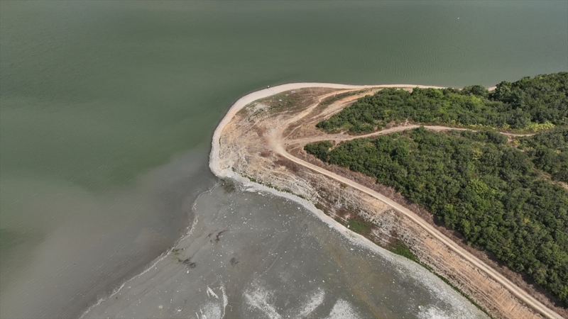 <p>Barajlardaki su miktar�n�n kritik seviyede oldu�unu vurgulayan Toros, �unlar� kaydetti:</p><p>'�lkemizde 2022 son derece kurak ge�ti. 2023 y�l�n�n mart nisan, may�s ay� ya���l�, sonraki aylar ise son derece kurak ge�ti ve ge�meye devam ediyor. A�ustos ve eyl�lde ya���lar�n az olmas�n� bekliyoruz. Bunun i�in elimizde var olan suyu son derece iyi de�erlendirmek gerekiyor. �stanbul 1990'l� y�llarda susuzlu�u ya�am��, susuzlu�un ne oldu�unu bilen bir �ehir. 1990'l� y�llardaki gibi susuzlu�u ya�amamak i�in �imdiden kendi �ap�m�zda ��z�m �retmeliyiz. Su tasarrufu bu d�nemde son derece �nemli. Tedbir olarak belki su kullan�mda kademeli �cretlendirme olabilir. Kademeli �cretlendirme ile su t�ketimi azalt�labilir.'</p>