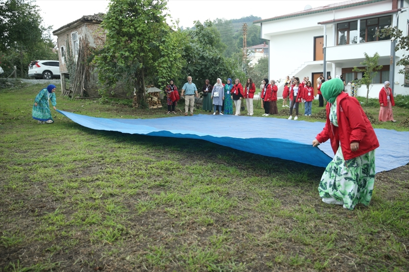 <p>��rencilerin daha �nce f�nd�k hasad� yapmad���n� kaydeden Anla�, bu durumun kendilerine de de�i�ik geldi�ini, hepsinin f�nd�k hasad� s�recini ya�ay�p g�rerek mutlu oldu�unu s�yledi.</p>