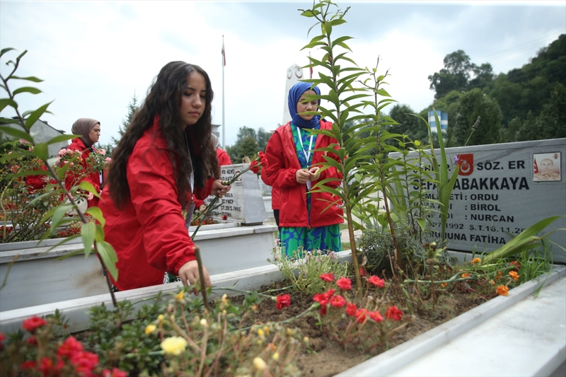 <p><b>- '��rencilerimizin her birinden Allah raz� olsun'</b></p><p>�ehit babas� Hilmi �nan, ziyaretten duydu�u mutlulu�u dile getirerek, �unlar� kaydetti:</p><p>'��rencilerimizin her birinden Allah raz� olsun. Yan�ma geldiler, f�nd�k bah�esinin hasad�na yard�mc� olacaklar�n� s�ylediler. Ben de kendilerine bu konuda k�sa bir bilgi verdikten sonra hep birlikte bah�eye girdik. Hep birlikte f�nd�k hasad� yapt�k. Bu �ok g�zel ve mutluluk verici bir �ey. Bizim �ok ho�umuza gitti. T�m ��rencilerimize te�ekk�r ederim. Bu vatan onlara emanet. Bu gen�lerin �lkemizi daha ileriye ta��yacaklar�n� umut ediyorum.'</p>