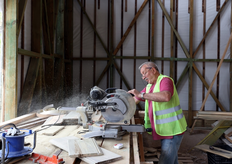 <p>Mimar Ak�n, 16'nc� ve 17'nci y�zy�llarda Osmanl�'da mahalle i�lerinde yap�lan ah�ap �at�l� camilere 'sak�fl� cami' denildi�ini dile getirerek, bu camiye de 'sak�fl� cami' denilebilece�ini kaydetti.</p>