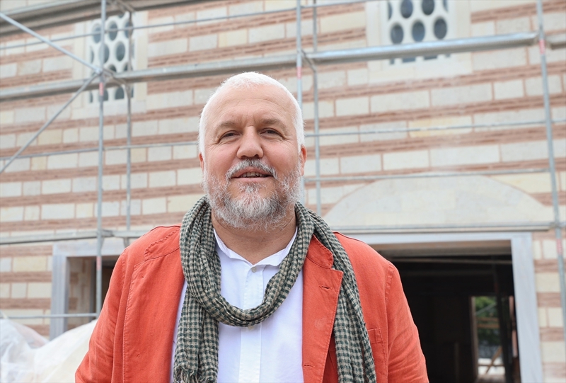 <p>Mimar Ak�n, geleneksel in�a teknikleri ve malzemelerin kullan�lmas�n�n efektif ve s�rd�r�lebilir oldu�unun d�nya taraf�ndan y�llar �nce kabul g�rd���n� dile getirerek, bir yap�n�n geleneksel teknik ve malzemelerle betonarmeden daha ucuza yap�laca��n� kaydetti.</p>