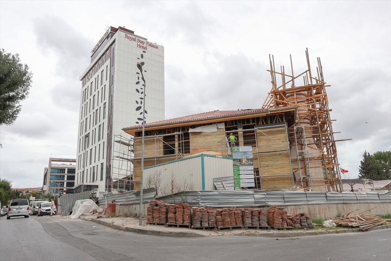 <p><b>- Temelinde 1000 ton malzeme kullan�ld�</b></p><p>Caminin benzerlerinin ortalama sa�ak y�ksekli�inin 5 metre civar�nda oldu�unu ancak kendilerinin 7 metre y�ksekli�inde tasar�m yapt�klar�n� belirten Ak�n, 'Minaremizin y�ksekli�i 18 metre, mahya y�ksekli�imiz de 10 metre. Camimizde ayn� anda 450 ki�i namaz k�labilecek durumda. Camide kulland���m�z k�feki ta�� P�narhisar'dan geliyor. Klasik in�aatlarda kulland���m�z ta�t�r. Tu�la ve horasan harc�yla birlikte toplam 1630 ton malzeme kulland�k. 1630 tonun 1000 tondan fazlas�n� temelde kulland�k. ��nk�, camiyi yapt���m�z zemin, �ok sa�lam bir zemin de�ildi. Dolay�s�yla 4 metre a�a��ya kadar inip, yakla��k 2 metre y�ksekli�inde indi�imiz kanal olarak y��ma bir m�temadi temel yapt�k. Bunu doldurduk. Ondan sonra da �rg� �eklinde temelimizi �rm�� olduk.' ifadelerini kulland�.</p>