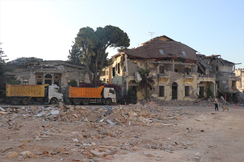 <p>Arslan, deprem felaketinin hemen ard�ndan K�lt�r ve Turizm Bakanl���n�n harekete ge�ti�ini ve tescilli k�lt�r varl�klar�n�n korunmas� ve kurtar�lmas� amac�yla �al��malara ba�lan�ld���n� belirtti.</p>