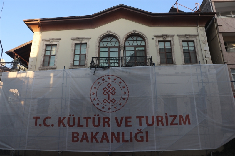 'Bunlar� K�lt�r ve Turizm Bakanl���m�z�n olu�turdu�u K�lt�r Enkaz� D�k�m Sahas� ve Ayr��t�rma Merkezine getirdik. �zellikle tamamen ��km�� olan tescilli k�lt�r varl�klar�n�n enkazlar�n� merkeze getirerek burada parsel numaras�yla birlikte nitelikli bir ayr��t�rmaya tabi tutuyoruz. Kesme, moloz ta��n�, ah�ap, demir gibi �zg�n olan b�t�n aksamlar�n� burada ayr��t�r�yoruz. Tekrardan kullan�labilir olanlar� da yine Bakanl���n ilgili laboratuvarlar�nda teste tabi tutuyoruz. Restorasyonlar esnas�nda buradaki �zg�n malzemenin yeniden kullan�lmas�na imkan tan�m�� olaca��z. �al��mam�z Antakya'da 307 hektarl�k bir alandan olu�makta ve burada 720 tescilli k�lt�r varl���m�z var. Nerdeyse bu varl�klar�m�z�n tamam� ��km�� ve a��r hasarl� durumda. Yakla��k 250 civar� tescilli k�lt�r varl���n� ayr��t�rma saham�za ta��may� planlamaktay�z. Bug�ne kadar da 102 eseri buraya ta��d�k ve ayr��t�rma i�lemi b�y�k oranda tamamland�.'