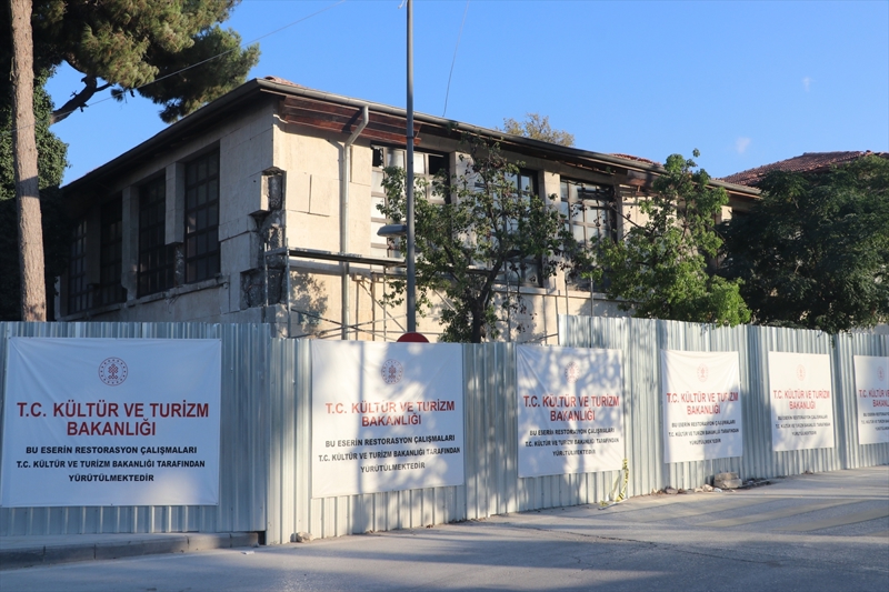 <p>Enkazdan ��kard�klar� tescilli k�lt�r varl�klar�n� K�lt�r ve Turizm Bakanl���nca olu�turulan K�lt�r Enkaz� D�k�m Sahas� ve Ayr��t�rma Merkezine ta��d�klar�n� belirten Arslan, burada nitelikli bir ayr��t�rma i�leminin yap�ld���n� dile getirdi.</p>