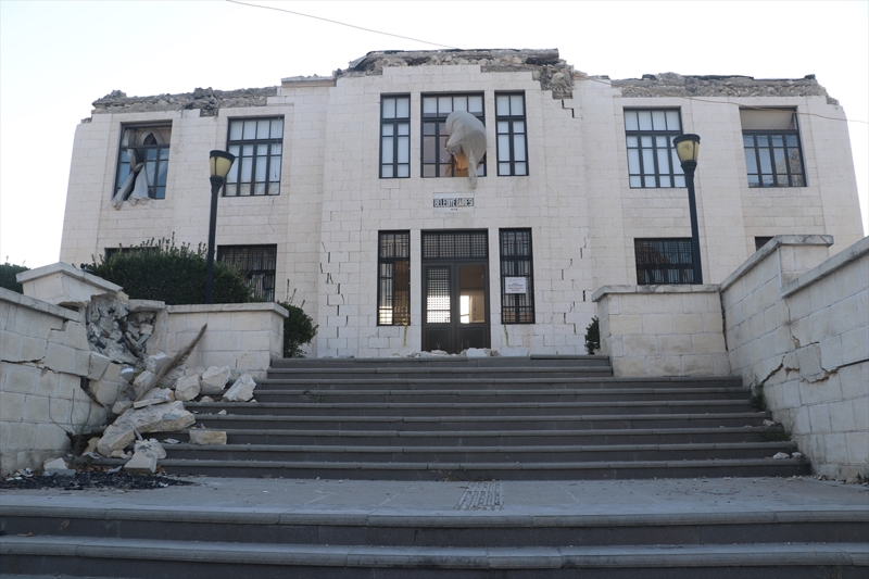 <p class='><b>- '102 eserin ayr��t�rma i�lemi b�y�k oranda tamamland�'</b></p><p>Arslan, �al��malar�n ikinci etab�nda tescilli k�lt�r varl�klar�n�n enkazdan ��kar�lmas�yla devam edildi�ini s�yledi.</p>