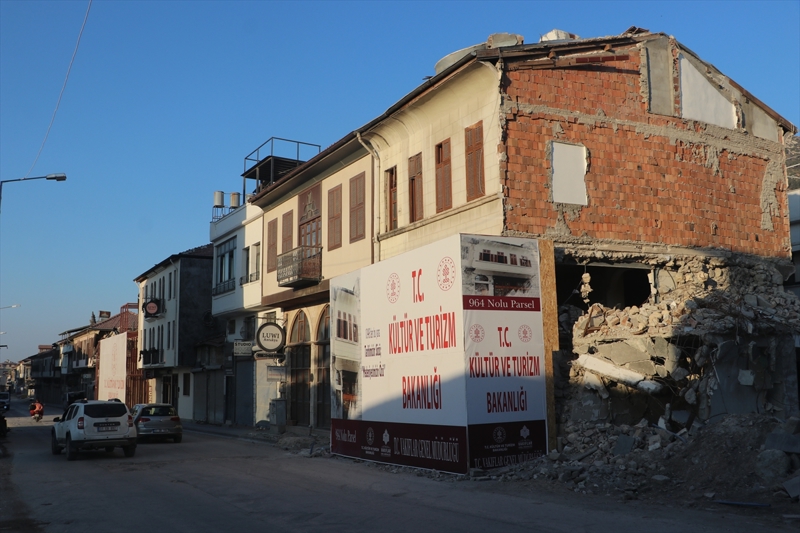 <p>�al��malar�n ilk etab�n�n Antakya'daki an�tsal eserlerin kurtar�lmas�yla ba�lad���n� ifade eden Arslan, ��yle konu�tu:</p><p>'Hatay Afet B�lgesi Kaz� Ba�kanl��� olarak ilk etapta an�tsal eser diyebilece�imiz Habib-i Neccar Camisi, Ulu Cami, Rum Ortodoks Kilisesi gibi Antakya merkezindeki an�tsal eserlerdeki �al��malar�m�za ba�lad�k. Camiler, kiliseler, medreseler, hamamlar olmak �zere Antakya merkezdeki t�m an�tsal eserlerden �zellikle kitabeler, mimari plastik s�slemeli ta�lar, Rum Ortodoks Kilisesi'nden ikonalar (dini i�erikli resim) ve liturjik malzemeler (ayinlerde sembolik anlam� olan e�ya) de dahil olmak �zere toplamda 550 nitelikli malzemeyi enkazlardan ��kararak Hatay Arkeoloji M�zesi'nin deposuna ta��d�k. Bu eserler laboratuvarlarda gerekli restorasyon �al��malar�ndan sonra tekrardan �zg�n yerlerine konulmu� olacak.'</p>