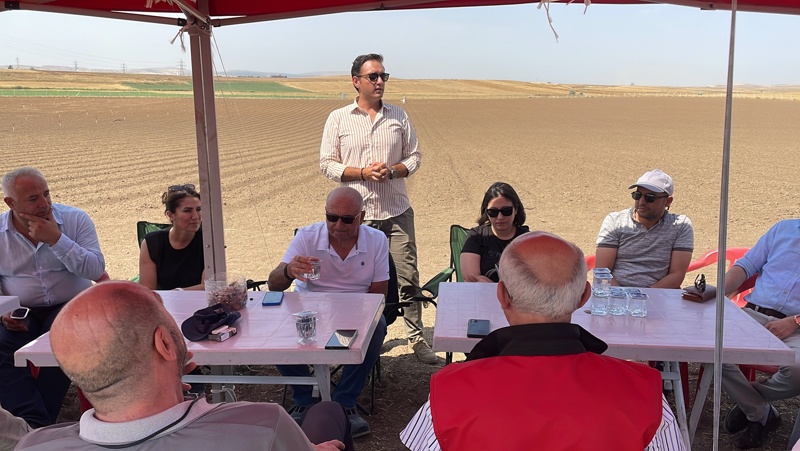 Projenin kitle fonlamas�n� sa�layan fon bulucu �irket ad�na konu�a projenin y�netim kurulu �yelerinden Emre Akg�m�� de safran yeti�tiricili�i projesinin kendilerini heyecanland�rd���n� vurgulayarak, '�lke tar�m�na bu �ekilde katk�da bulunmak fon bulucu �irketi olarak bizleri �ok gururland�rd�. Projenin b�y�yerek devam etmesi konusunda da elimizden gelen her �eyi yapaca��z.' dedi.