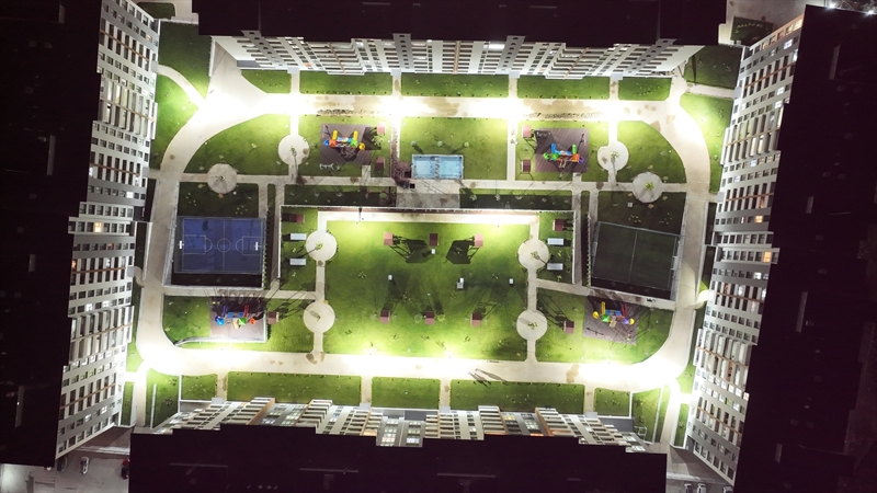 <p><b>- 'Eski yap�lar�n d�n��mesiyle il�enin cazibesi artacak'</b></p><p>Marmara Depremi'nin merkez �ss� G�lc�k'ten sonra en fazla y�k�m ve kayb�n ya�and��� Derince'de de kentsel d�n���m �al��malar� devam ediyor.</p><p>Derince'de 17 A�ustos 1999'daki deprem felaketinde 1349 ki�i ya�am�n� yitirirken, yakla��k 3 bin 800 konut ve 868 i� yeri y�k�ld� ya da a��r hasar g�rd�. Hasar tespiti yap�lan 1924 a��r ve orta hasarl� binan�n 1812'si y�k�larak veya g��lendirme yap�larak yenilendi.</p>